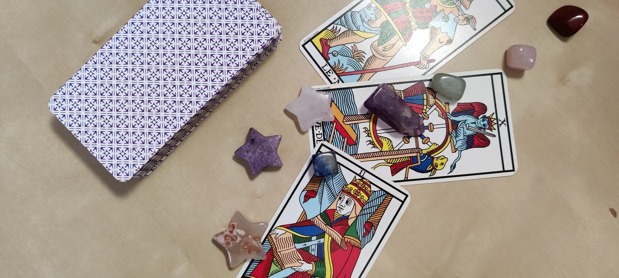 Carte dei Tarocchi di Marsiglia con cristalli a stella